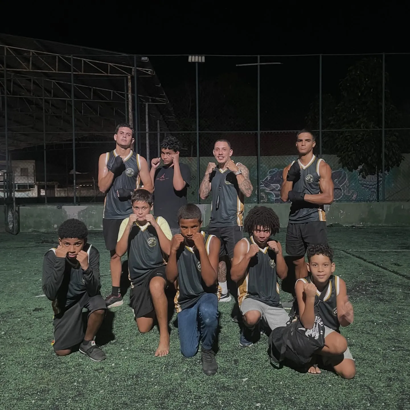 Atletas durante treino noturno de boxe na praça Zé Paraíba